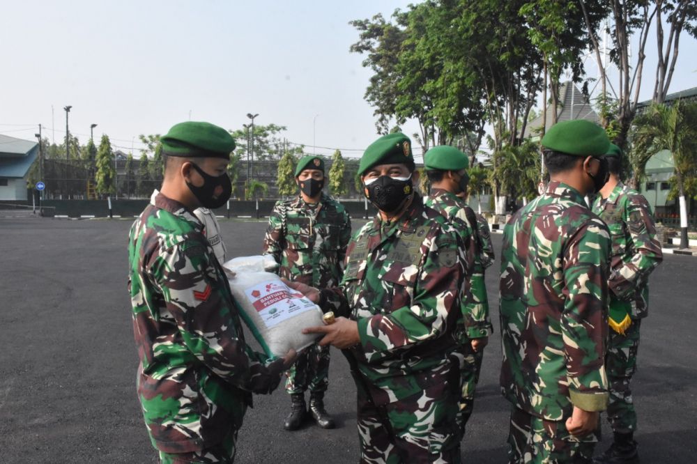 Danrem 084/BJ Brigjen TNI Herman Hidayat Eko Atmojo saat memberikan paket sembako kepada anggota