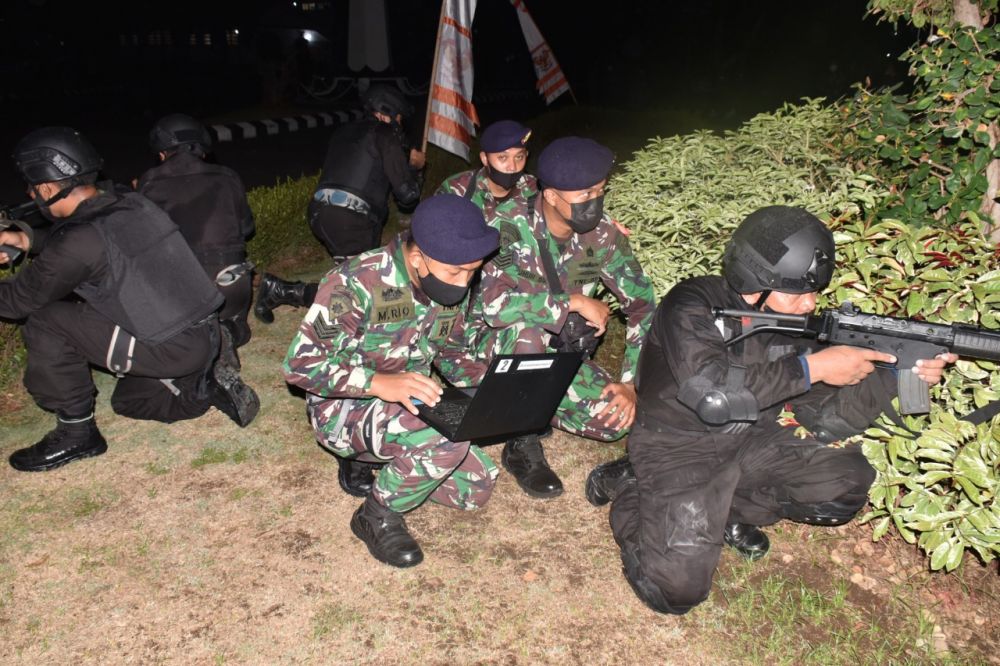 Tim Siber TNI AL saat berlatih mencuri data negara musuh