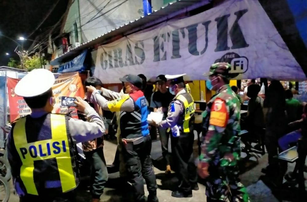 Koramil Bubutan bersama Tiga Pilar patroli jam malam demi memutus mata rantai Covid-19