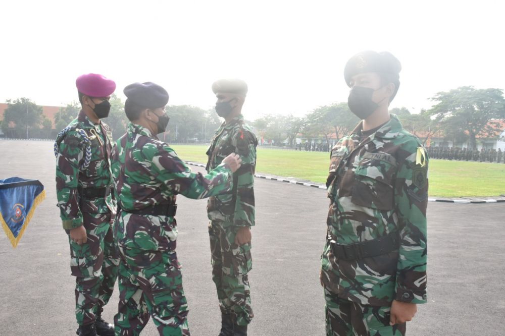 Dankodiklat TNI AL Laksamana Madya TNI Nurhidayat saat menutup pekan Integrasi sekaligus melepas 494 siswa Dikmaba dan Dikmata