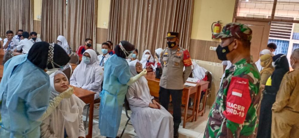 Seluruh Siswa dan Guru SMP - SMAN 1 Sidayu Lakukan Rapid Test