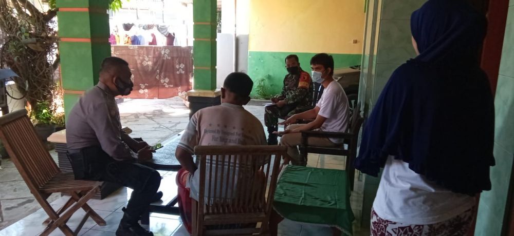 Babinsa dan Bhabinkamtibmas Beri edukasi terkait bahaya Covid-19