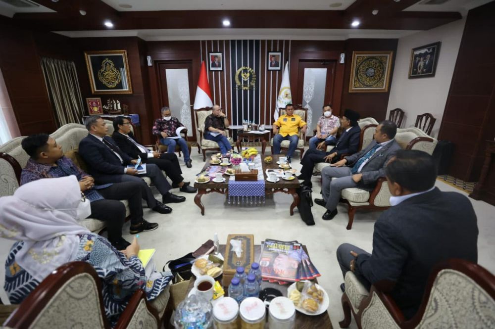 Ketua DPD RI didampingi wakil ketua ll komite ll DPD RI Bustami Zainudin dan ketua PURT DPD RI Ahmad Nawardi dan Alexander Fransiscus (Bangka Belitung) menerima audiensi Gerakan Kebangkitan Desa Mandiri (Gerbang Emas) diruang pertemuan lantai 8 gedung Nus