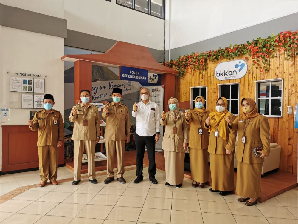 Teguh Kaper BKKBN Jatim foto bersama Sestama BKKBN pusat
