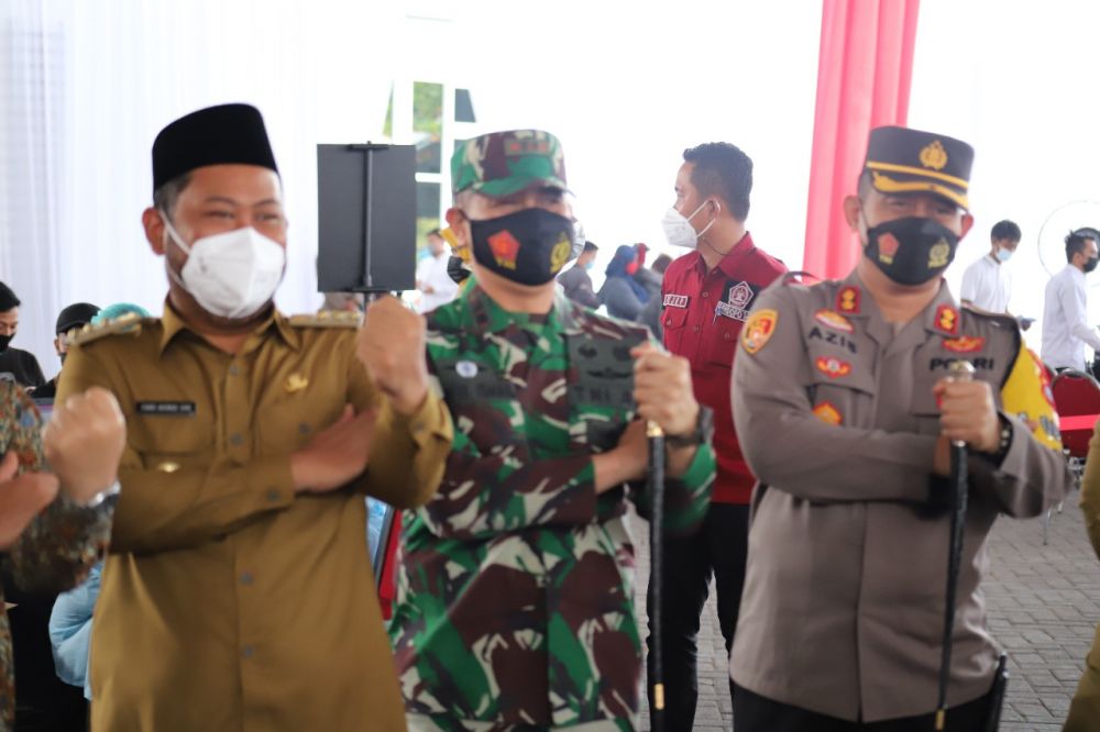 Bupati Gresik cek Vaksin didampingi Kapolres Gresik dan Dandim Gresik