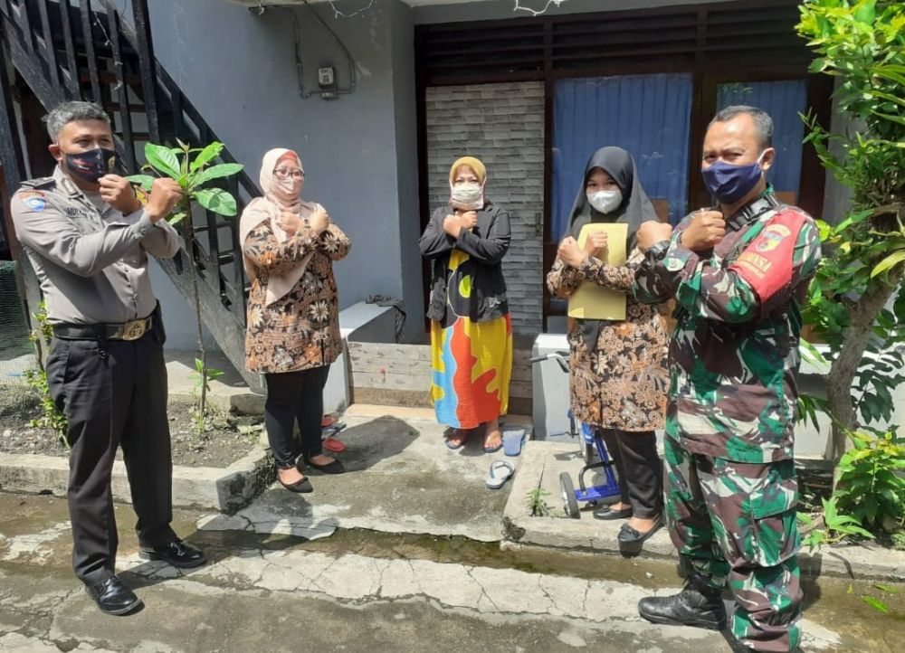 Koramil 0830/01 Krembangan saat sambangi warga binaan dan edukasi