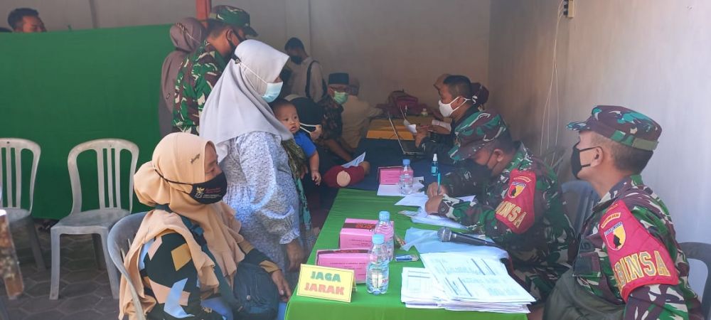 Peserta vaksin yang antri proses vaksinasi di kantor LDII Pamekasan