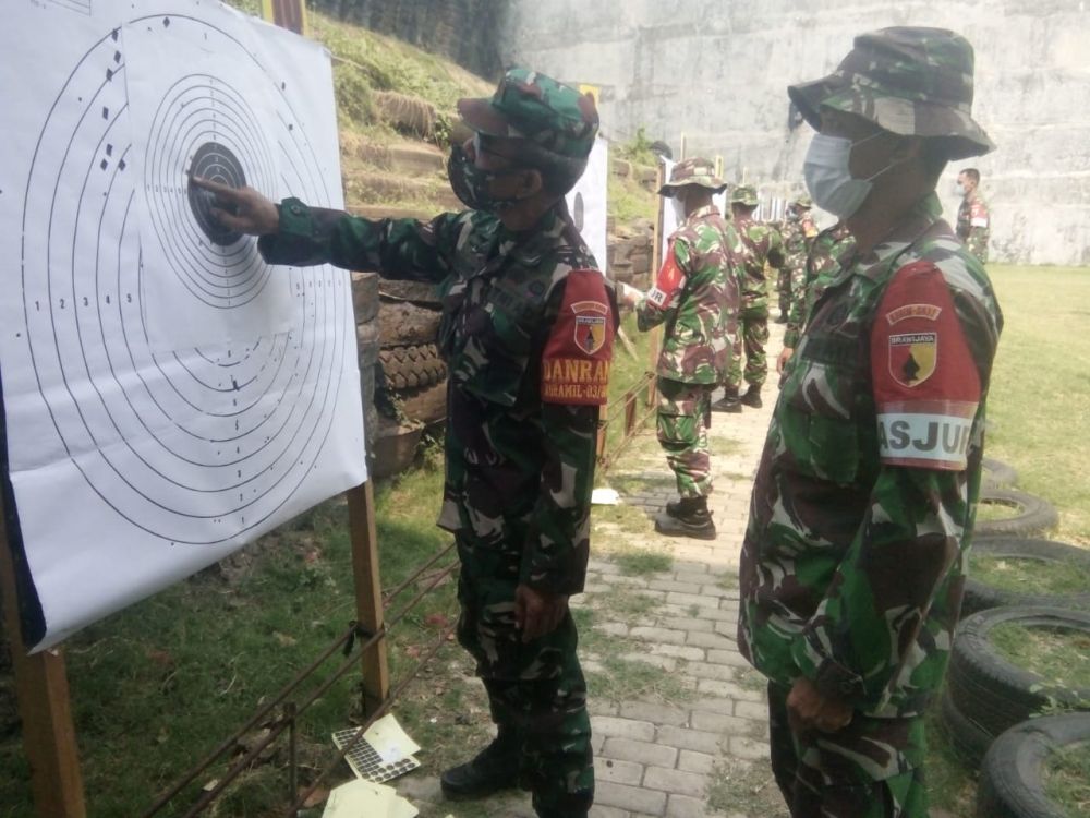 Pasi Ops Mayor Arh Riswarno saat cek bidikan anggota dan beri edukasi