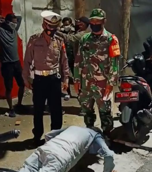 Anggota Polsek Pabean Cantikan dan Koramil 0830/03 pabean cantikan saat memberikan sangsi ke pelanggar Prokes