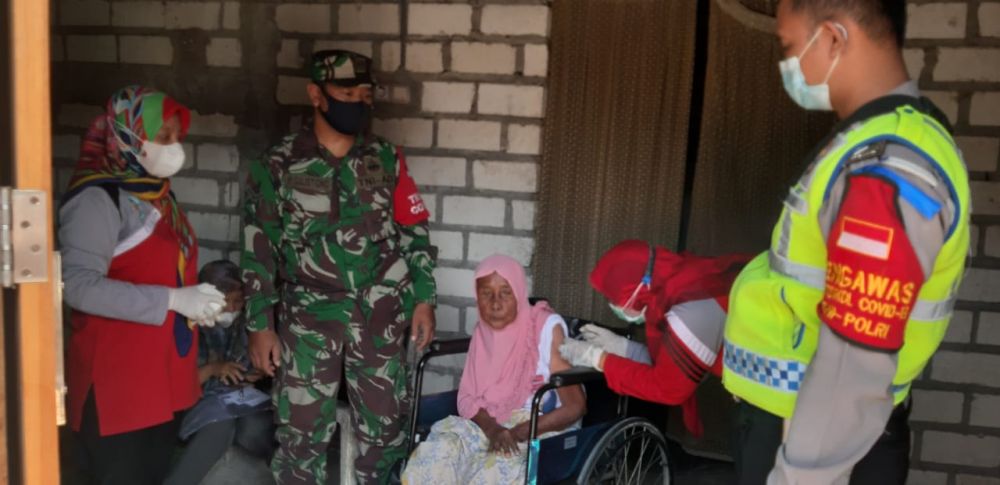 Koramil 0817/11 Duduksampeyan gelar Vaksin Door to Door