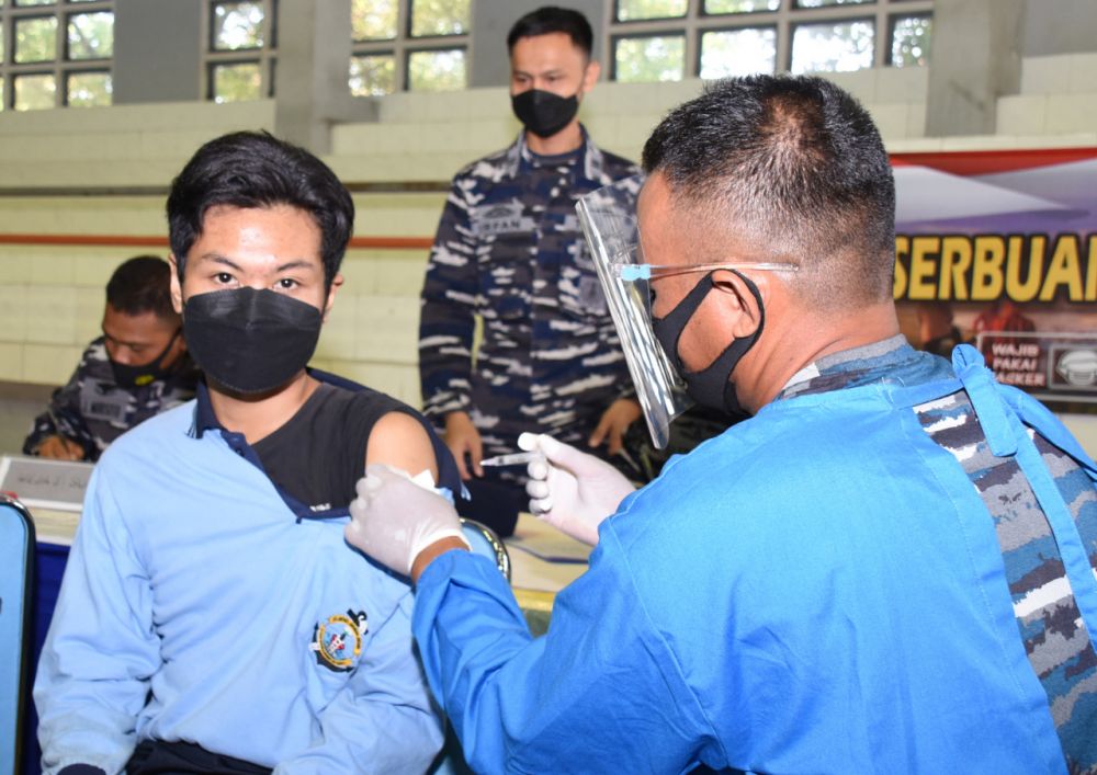 Masyarakat Maritim saat mengikuti Vaksin yang di gelar Kodiklatal