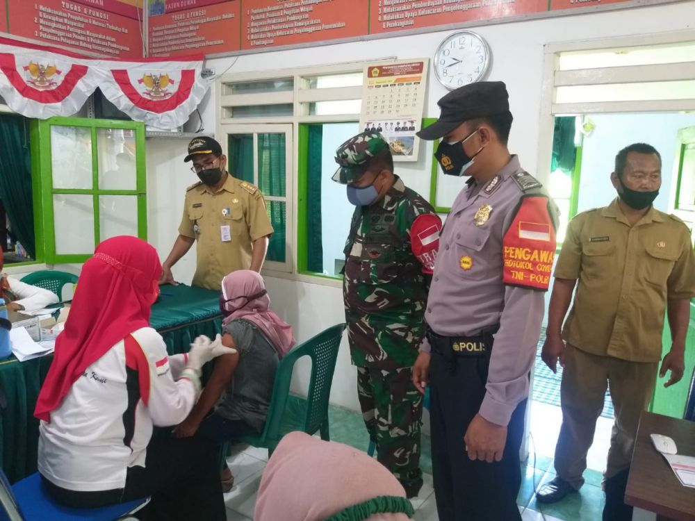 Danramil Sangkapura dan Polsek Sangkapura dampingi warga binaan saat pelaksanaan vaksin