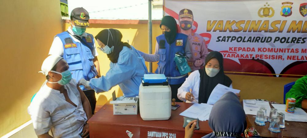 Warga pulau Mandangin antri Vaksin untuk jaga Herd Immunity