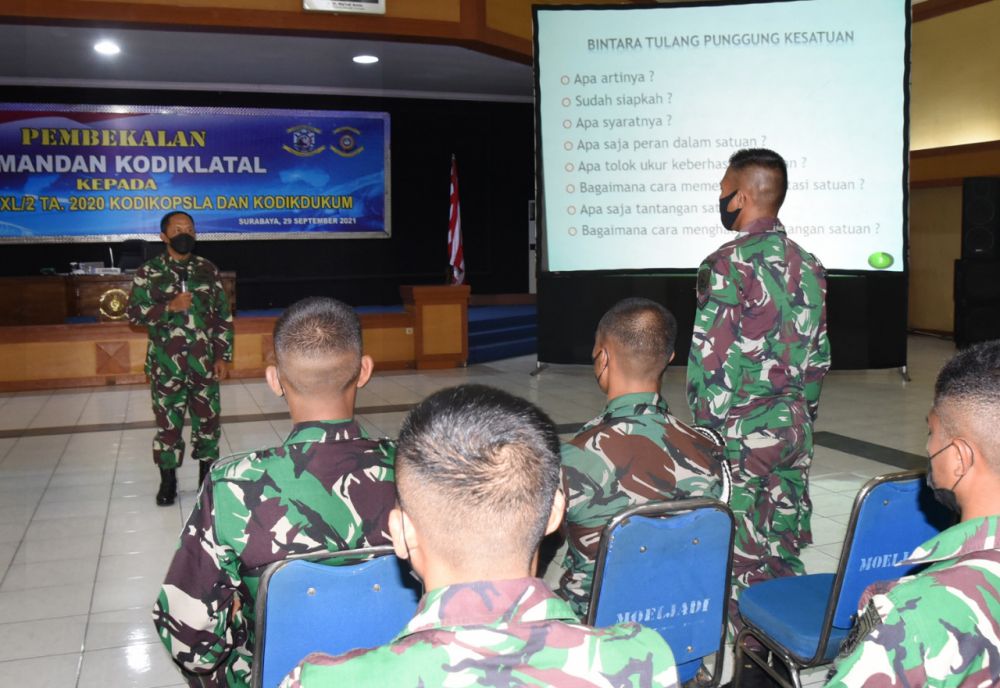 Dankodiklatal Laksamana Madya TNI Nurhidayat saat memberikan pembekalan ke siswa TNI AL