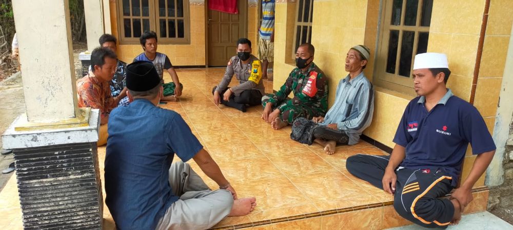 Babinsa dan Bhabinkamtibmas Ingatkan Prokes di Wilayah Binaan