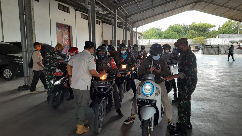 Razia Vaksin yang digelar didepan halaman hotel Front One