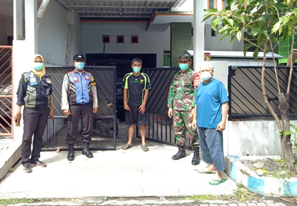 Babinsa Koramil 0831/05 Rungkut dan Bhabinkamtibmas saat Tracing ke warga