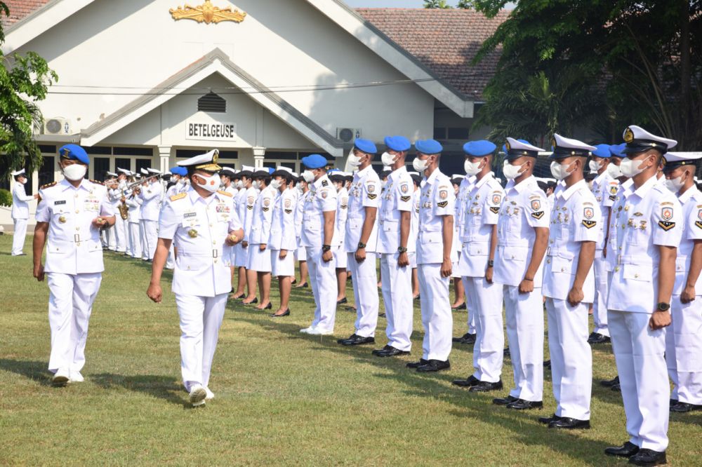 Dankodikdukum Kodiklatal Laksma TNI Budi Raharjo saat pimpin penutupan pendidikan
