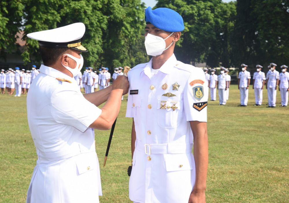Dankodikdukum Laksma TNI Budi Raharjo saat menyematkan anugerah medali
