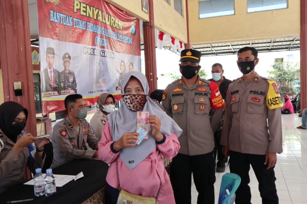 Kapolsek Manyar AKP Windu Priyo Prayitno saat pantau langsung pemberian bantuan dana ke masyarakat terdampak pandemi