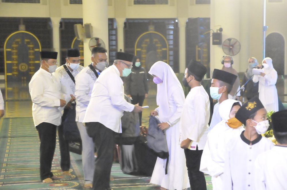 Para santri menerima bantuan dalam acara tabligh akbar, Fesyar Regional Jawa 2021