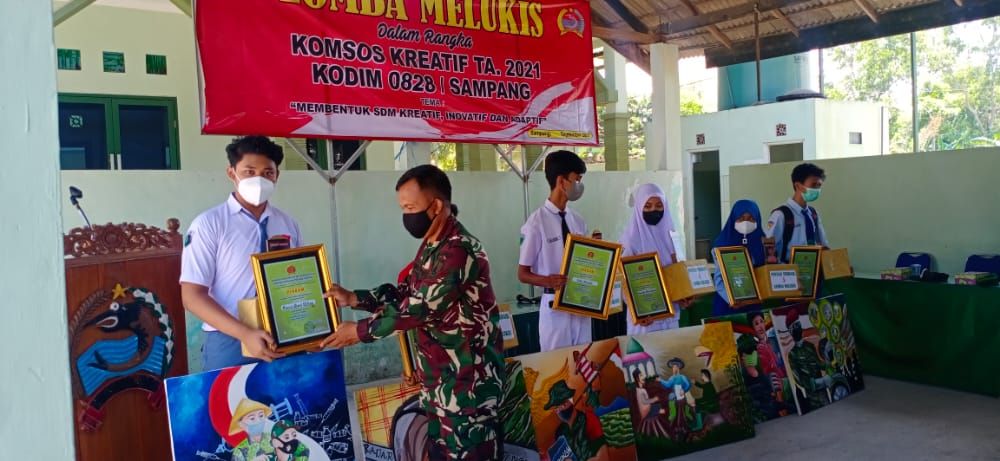 Pelajar yang menang mendapatkan penghargaan dari Kodim 0828/Sampang