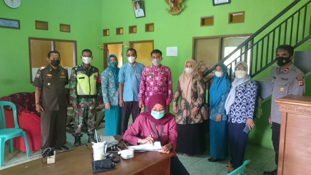 Kedatangan Camat Surian, Deni Nurdani S.STP. M.Si., istri Ayu Kemalasari Amd., Kapolsek Iptu. Supriyono., Babinsa Sertu. Dede Sutisna. perwakilan Danramil Koramil 1008 Buahdua, Plt Kades Ranggasari Kusnadi., Kasi Trantibum. Rudi Herlambang., Kasubag Progr