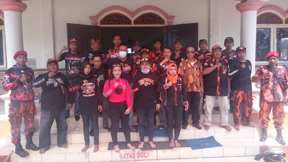 Seluruh pengurus PAC Tanjungkerta , ranting juga dibantu oleh Unit Kerja Srikandi Pemuda Pancasila Tanjungkerta, disaat acara Baksos di masjid Desa Boros