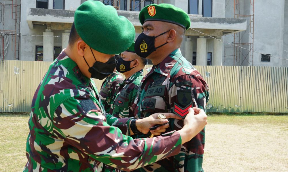 Dandim Gresik Beri Selamat ke Prajurit Naik Pangkat Lebih Tinggi