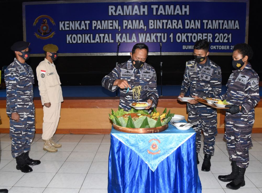 Komandan Kodiklatal Laksamana Madya TNI Nurhidayat saat pemotongan tumpeng