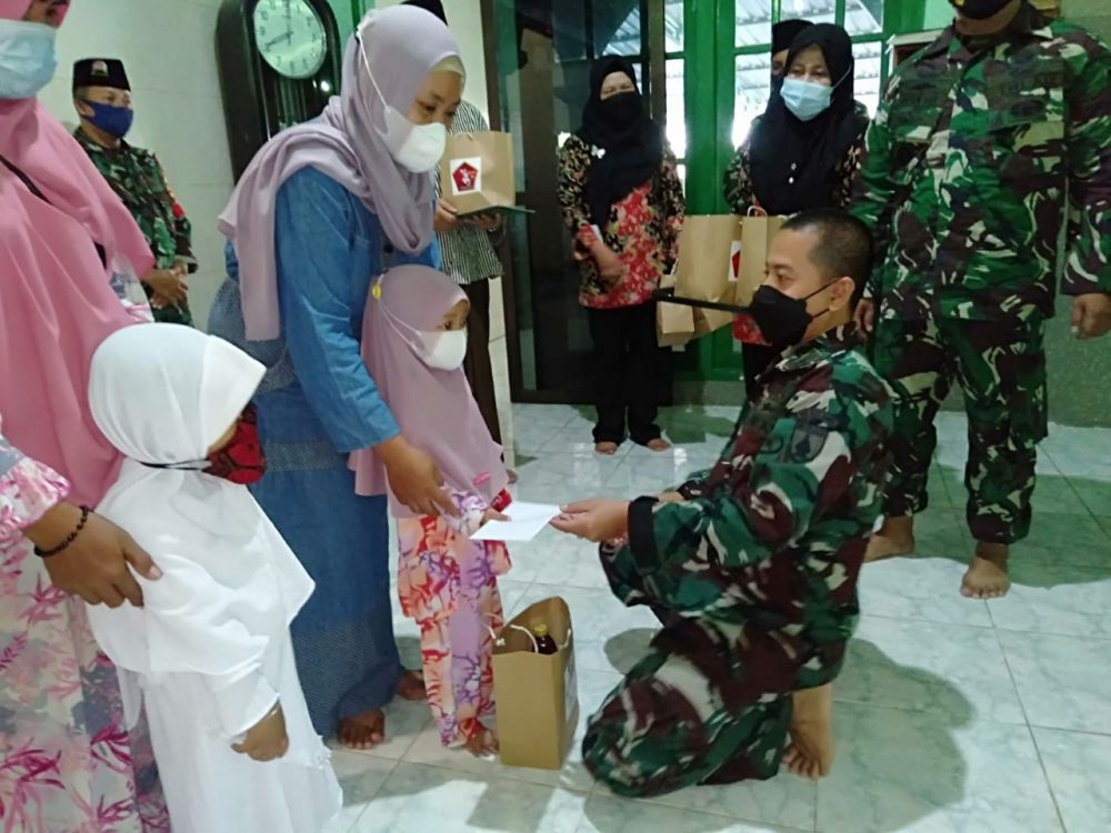 Anggota Kodim 0817 Gresik doa bersama dan berbagi ke anak yatim-piatu