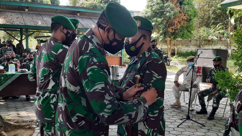 Dandim 0826 Pamekasan Letkol Inf Tejo Baskoro saat menyematkan pangkat anggota