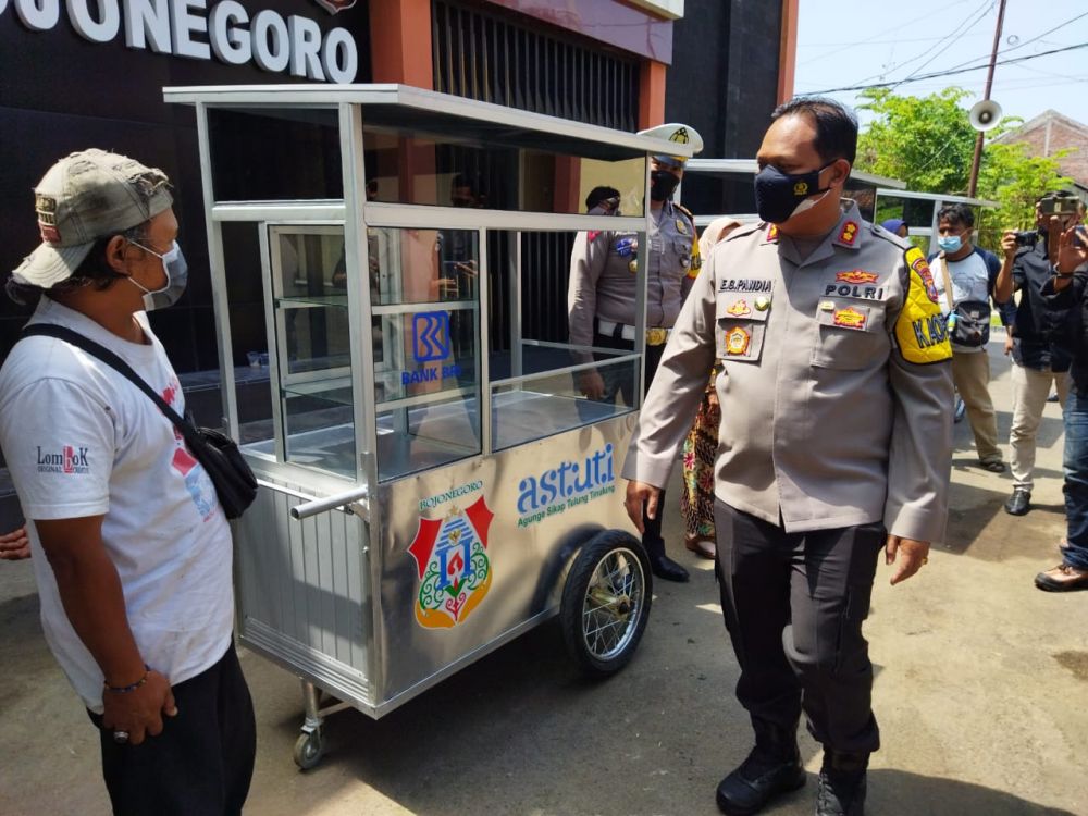 Kapolres Bojonegoro AKBP EG Pandia saat berbincang dengan pedagang yang mendapat bantuan gerobak dari Polres Bojonegoro