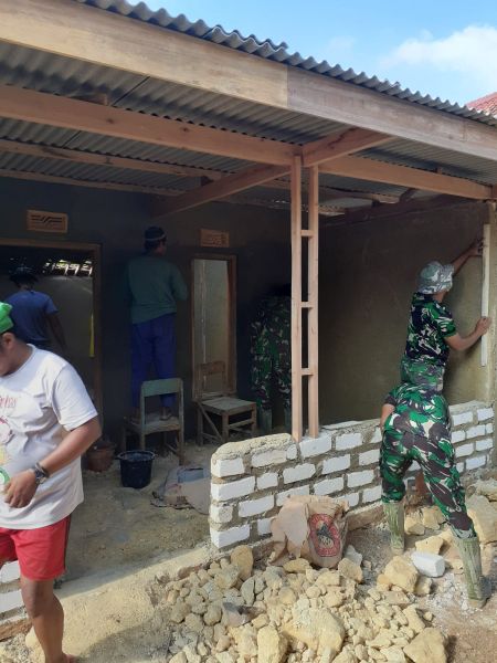 Anggota Kodim 0826 Pamekasan saat bangun rumah milik ibu Maryam