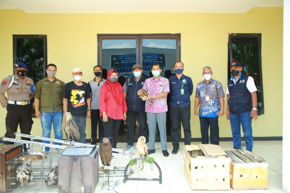 Ditpolairud Polda Jatim amankan tersangka beserta barang bukti