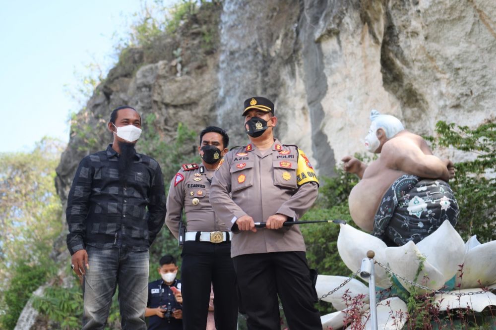 Kapolres Gresik AKBP Mochamad Nur Azis saat cek Prokes di tempat wisata Alam Setigi Sekapuk