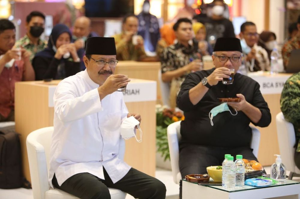 Kepala perwakilan BI Provinsi Jawa Timur Budi Hanoto dan Gus Ipul saat menyeruput kopi