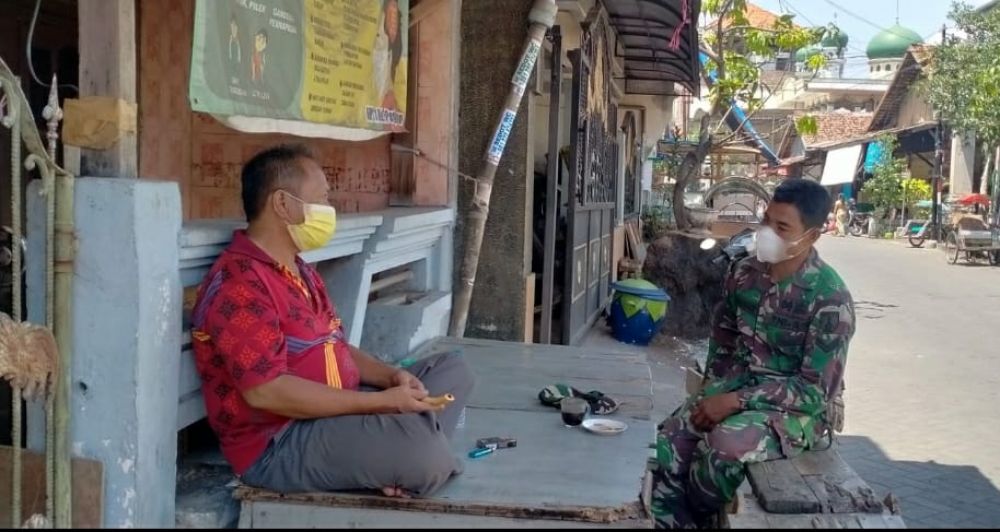 Anggota Koramil 0830/02 Semampir saat berbincang dengan warga binaannya