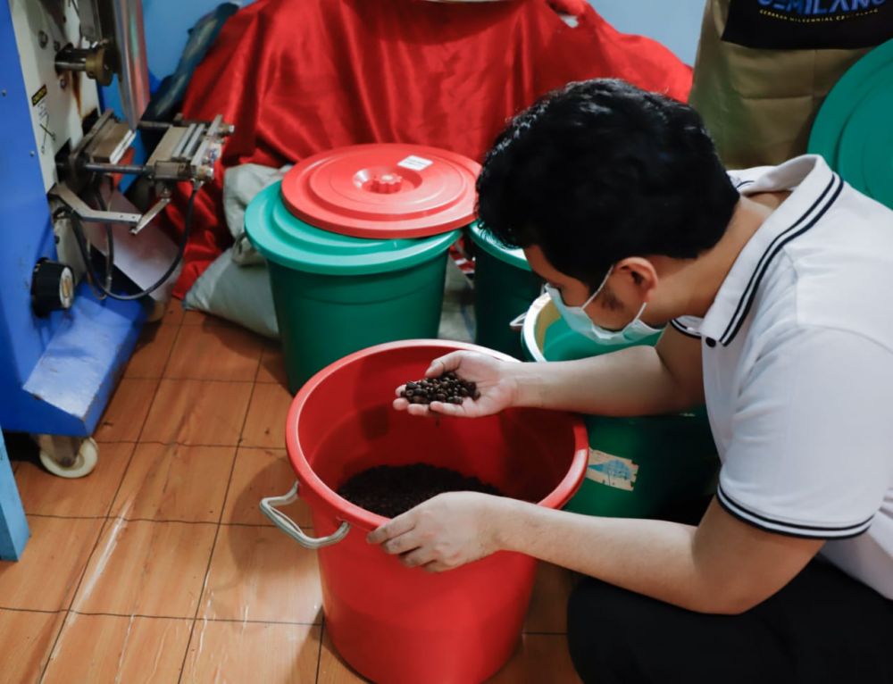 Wagub Emil Dardak saat tinjau hasil kopi petani di Jember