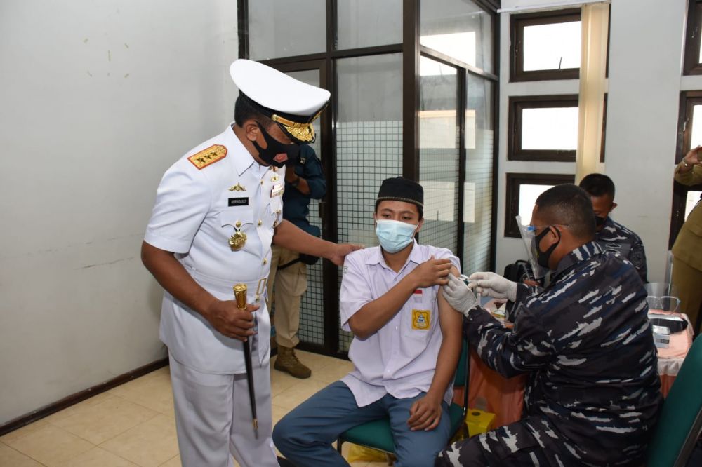 Dankodiklatal Laksamana Madya TNI Nurhidayat saat cek vaksin di Ponpes Tebuireng