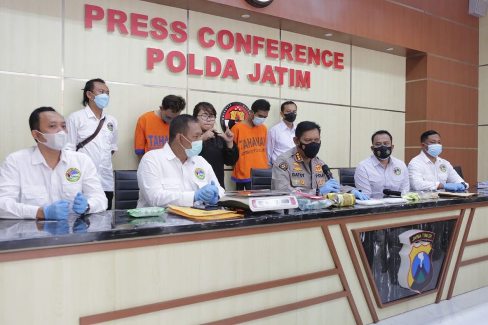 Diresnarkoba Polda Jatim amankan tersangka beserta barang bukti