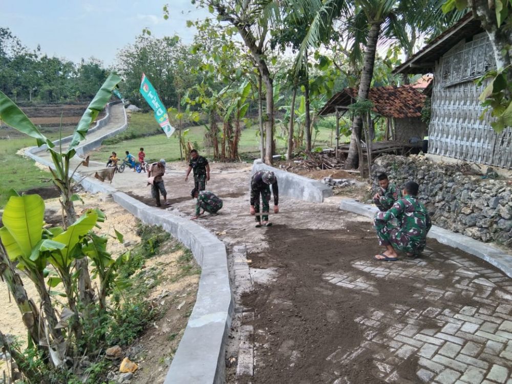 Kodim 0826 Pamekasan selesaikan perbaikan jalan sepanjang 450 meter mencapai 90%