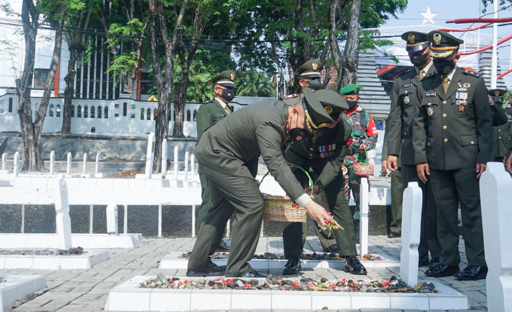 Dandim 0817 Gresik Letkol Inf Taufik Ismail lakukan ziarah Nasional dalam rangka HUT TNI ke-76