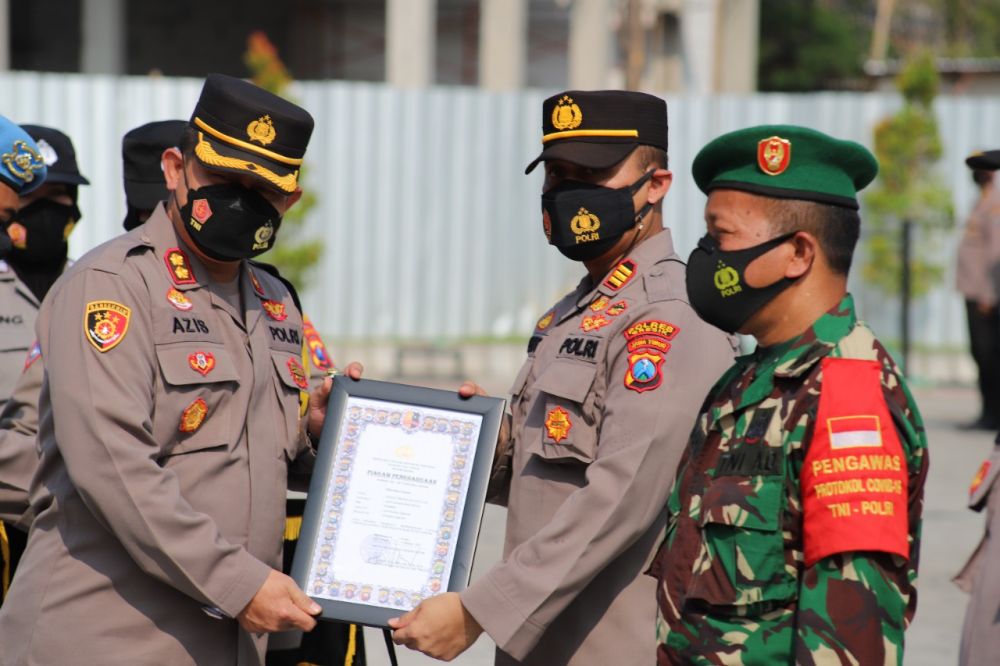 Kapolres Gresik AKBP Mochamad Nur Azis saat memberikan penghargaan kepada Satgas Covid