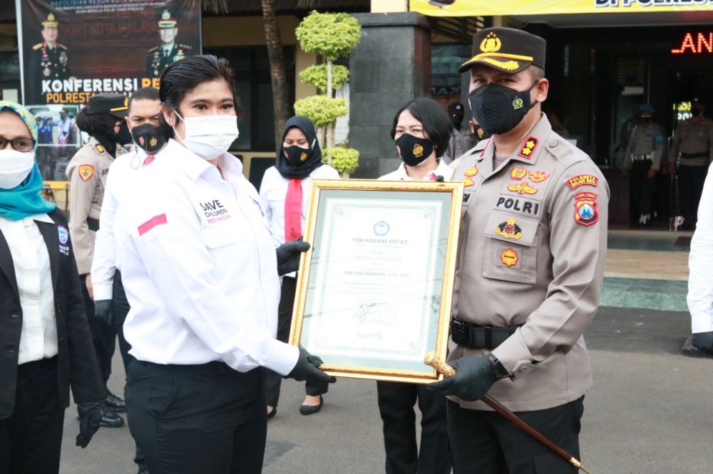 Kapolresta Malang Kota AKBP Budi Hermanto saat menerima penghargaan