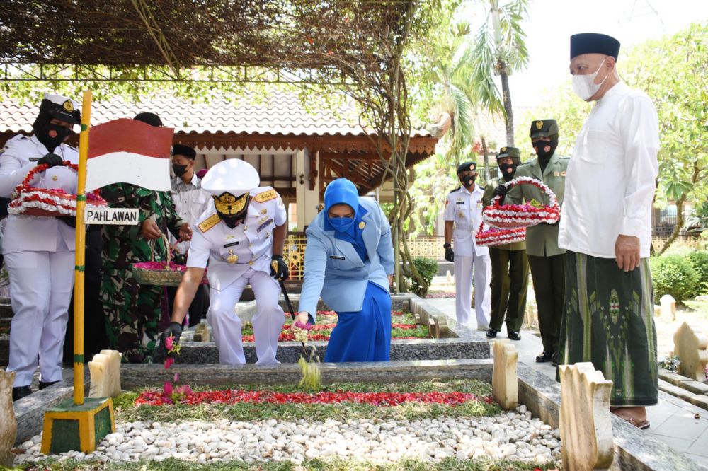 Dankodiklatal Pimpin Upacara Ziarah Makam Presiden RI ke-4 di Jombang