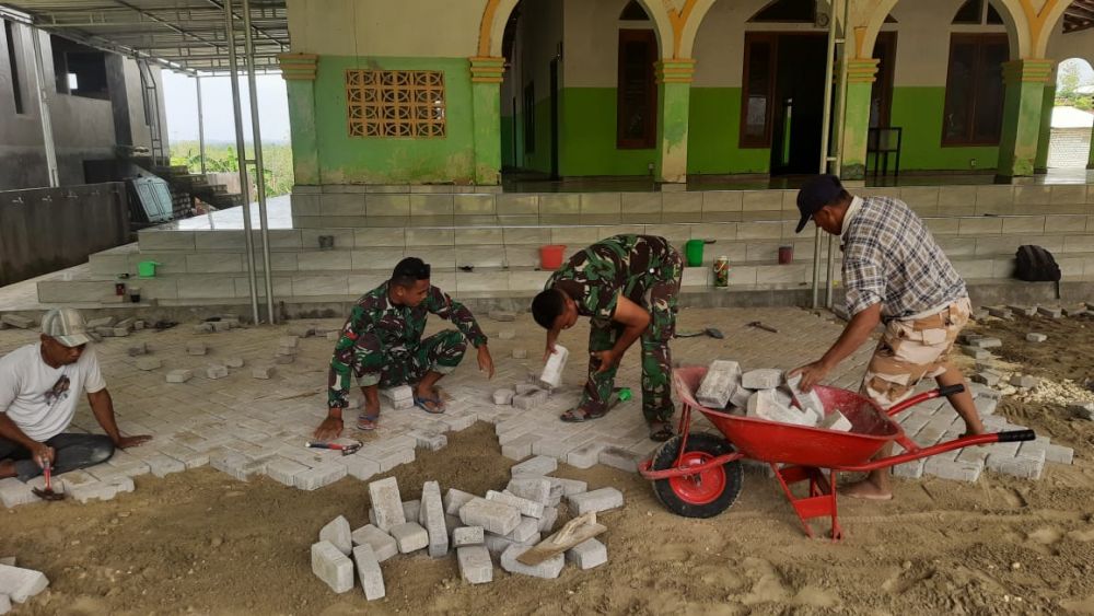 Satgas TMMD ke-112 Kodim 0826 Pamekasan lanjutkan pemasangan paving di masjid