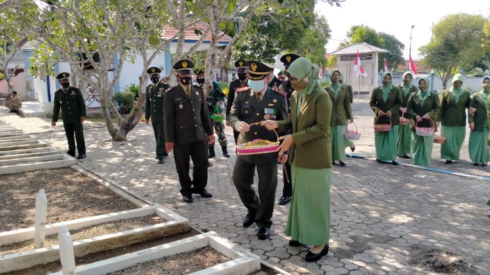 Dandim 0828/Sampang Letkol Arm Mulya Yaser Kalsum saat Tabur Bunga