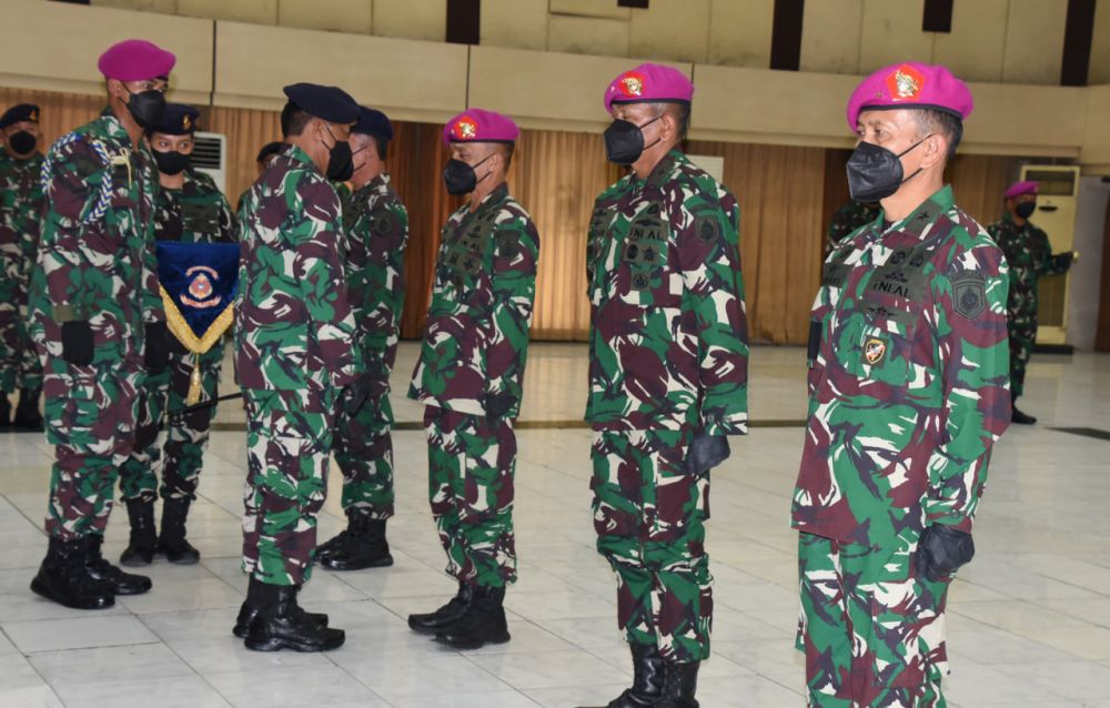 Dankodiklatal Laksamana Madya TNI Nurhidayat saat serah terima jabatan