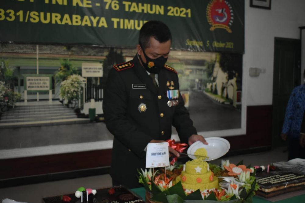 Dandim Tipe A 0831/ST Kolonel Inf Agus Faridianto saat memotong tumpeng